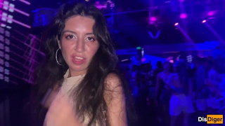 Возбужденная девушка согласилась на секс в ночном клубе в туалете