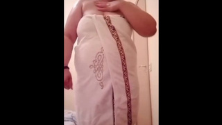 خرجت من الحمام سخونة و طبوني شاعلة فيا